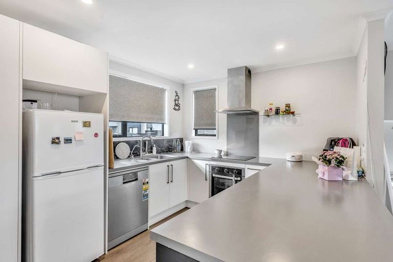 Photo of property in 27 Discovery Place, Marfell, New Plymouth, 4310