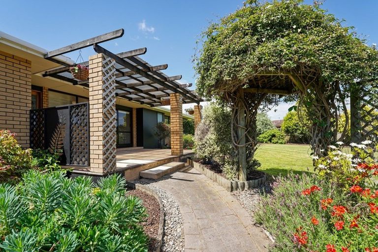 Photo of property in 5 Chilton Drive, Paraparaumu, 5032