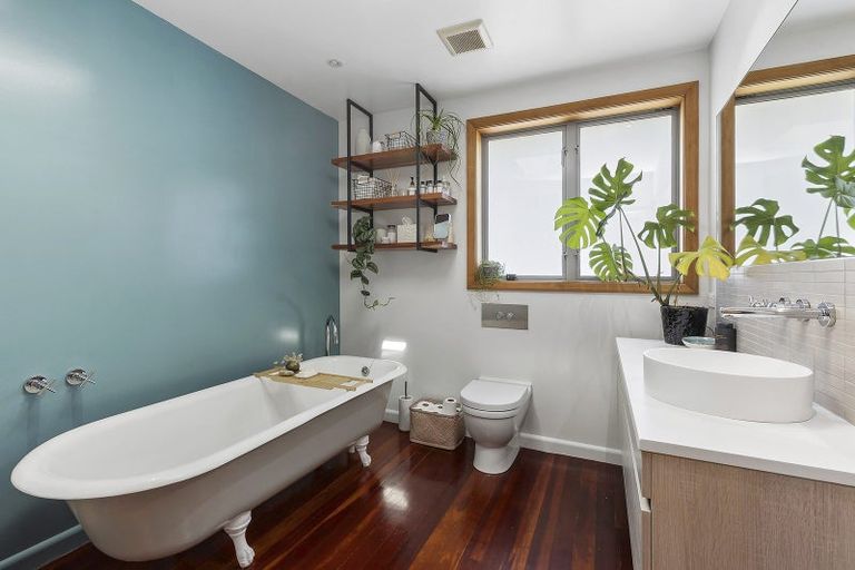 Photo of property in 18 Kapekape Place, Pukerua Bay, 5026