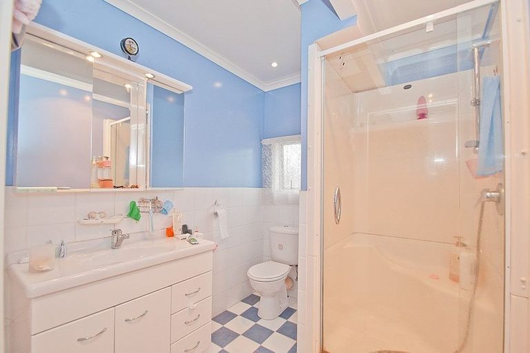 Photo of property in 16 Cypress Place, Sunnynook, Auckland, 0620