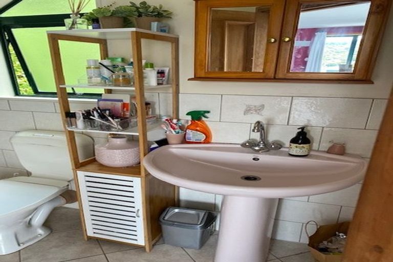 Photo of property in 33 Makara Road, Karori, Wellington, 6012