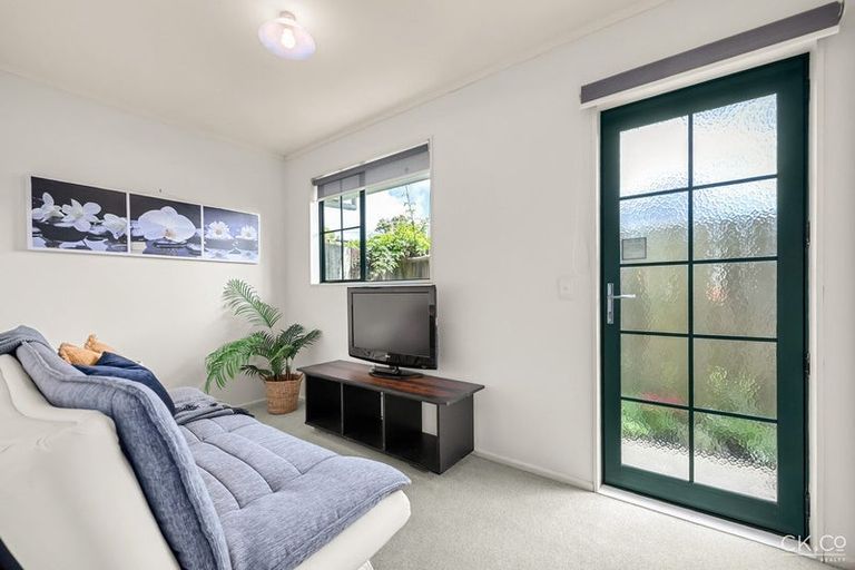 Photo of property in 2/118 Whites Line East, Waiwhetu, Lower Hutt, 5010