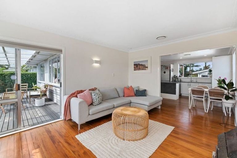 Photo of property in 10 Edgerton Road, Te Atatu Peninsula, Auckland, 0610