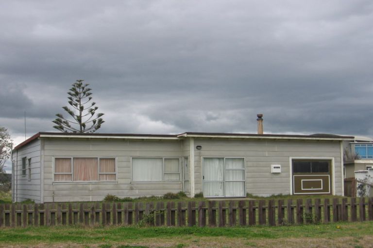 Photo of property in 23 Marine Parade South, Foxton Beach, Foxton, 4815