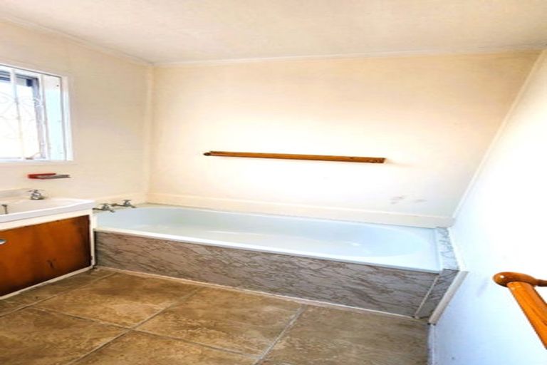 Photo of property in 26 Tamaki Bay Drive, Pakuranga, Auckland, 2010