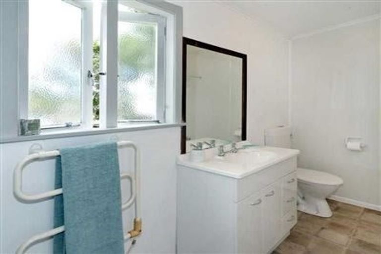 Photo of property in 1/55 Awaroa Road, Sunnyvale, Auckland, 0612