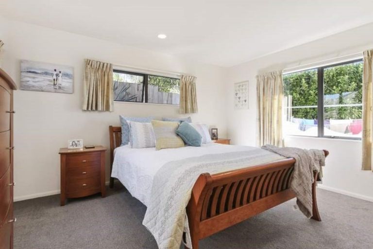 Photo of property in 94 Luckens Road, West Harbour, Auckland, 0618