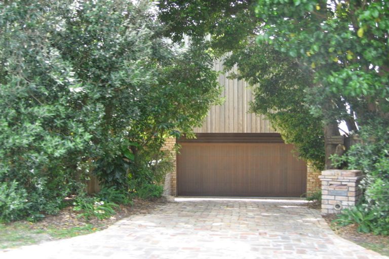 Photo of property in 28 The Crescent, Tindalls Beach, Whangaparaoa, 0930