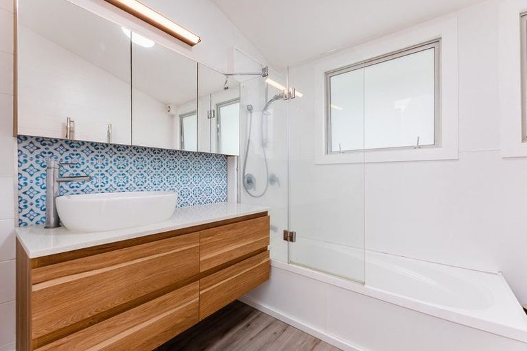 Photo of property in 15 Tiromoana Road, Raumati South, Paraparaumu, 5032