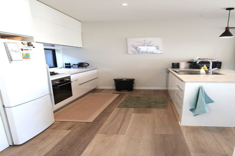 Photo of property in 4/6 Oswald Crescent, Paparangi, Wellington, 6037