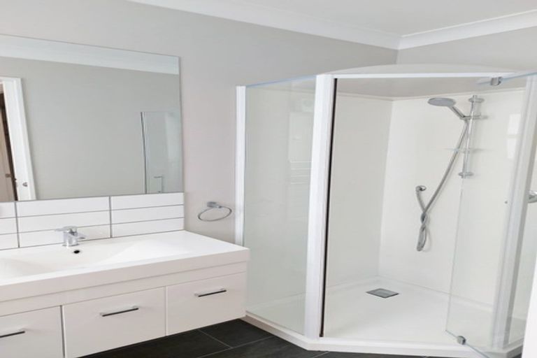 Photo of property in 31 Percy Kinsman Crescent, Riverstone Terraces, Upper Hutt, 5018