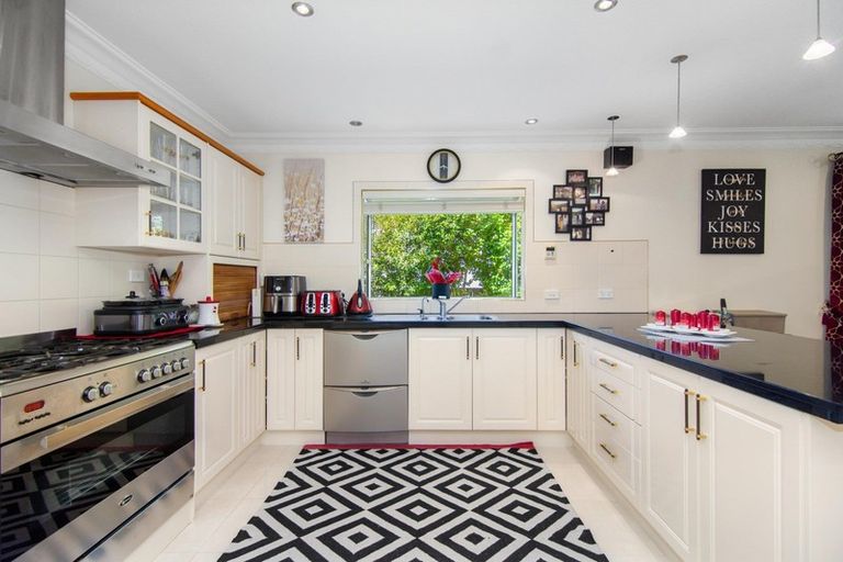 Photo of property in 17 Azure Place, Huntington, Hamilton, 3210