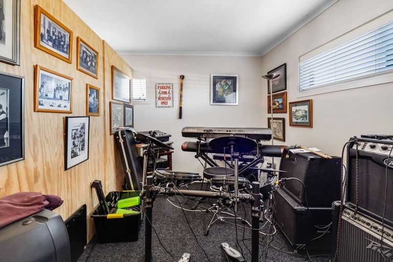 Photo of property in 8 Ash Close, Levin, 5510