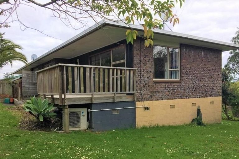 Photo of property in 2/38 Kirrie Avenue, Te Atatu South, Auckland, 0610