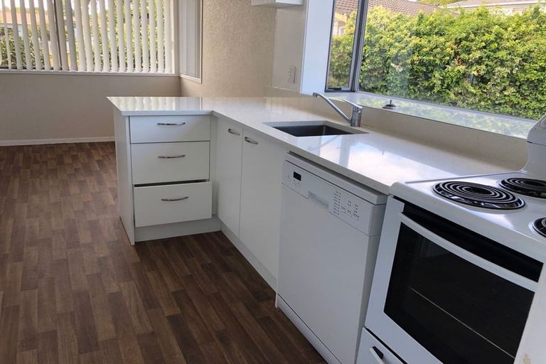 Photo of property in 30 Darren Crescent, Half Moon Bay, Auckland, 2012