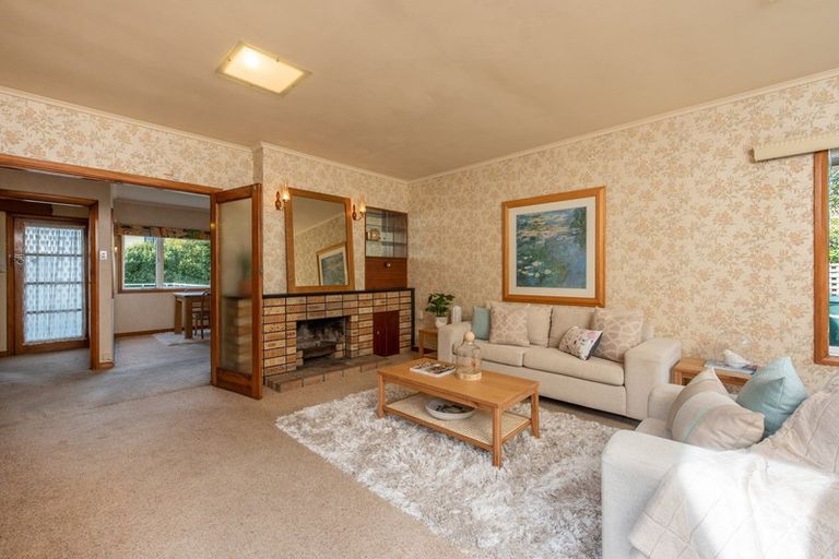 Photo of property in 8 Miles Crescent, Newlands, Wellington, 6037