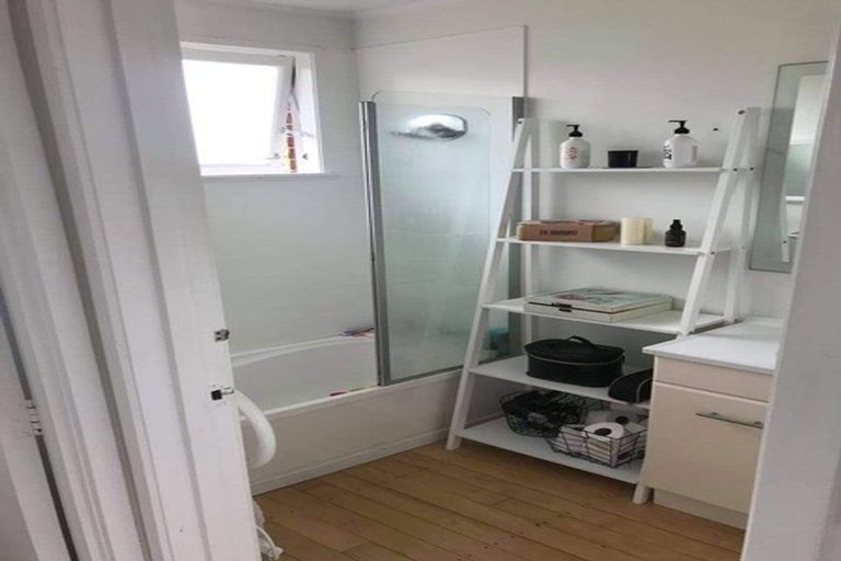 Photo of property in 1/20 Penning Road, Castor Bay, Auckland, 0620