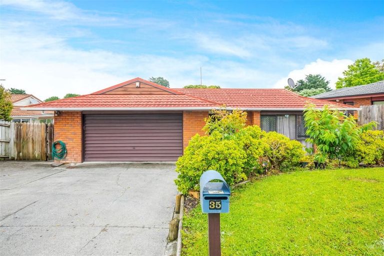 Photo of property in 35 Pinewood Grove, Botany Downs, Auckland, 2010