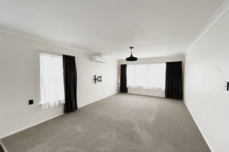 Photo of property in 32 Queenwood Road, Levin, 5510