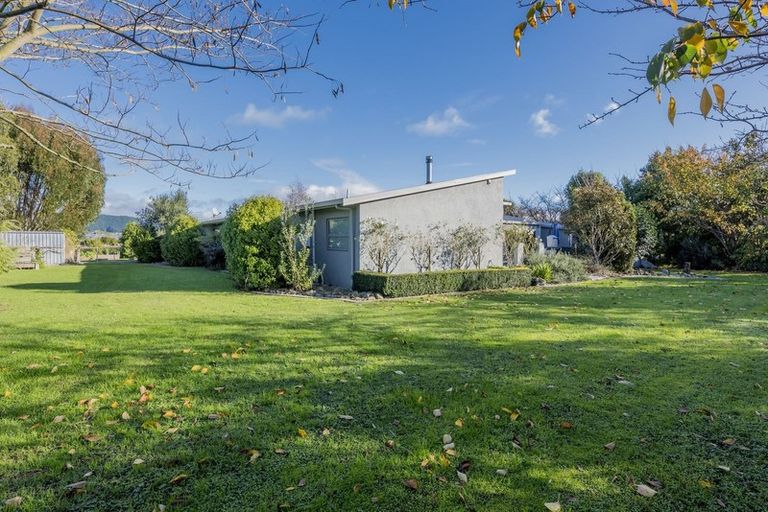 Photo of property in 77 Waikawa Beach Road, Manakau, Levin, 5573