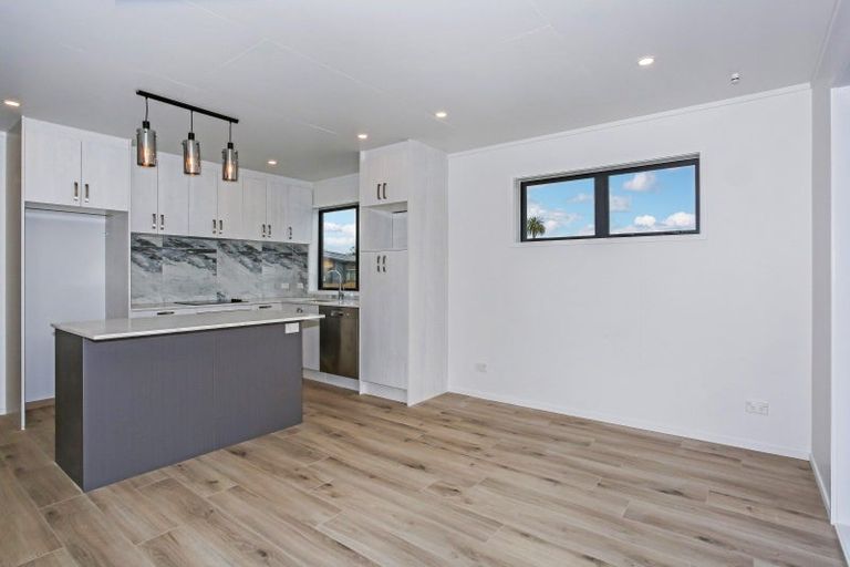 Photo of property in 16 Tahuna Minhinnick Drive, Glenbrook, 2681