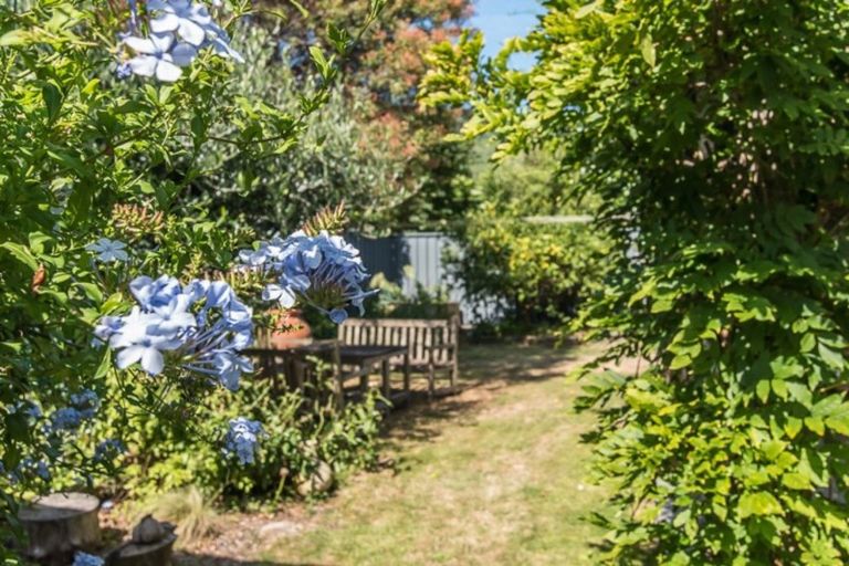 Photo of property in 52 Rewarewa Crescent, Waikanae, 5036