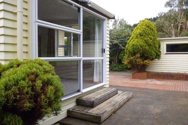 Photo of property in 1 Wakefield Terrace, Tawa, Wellington, 5028