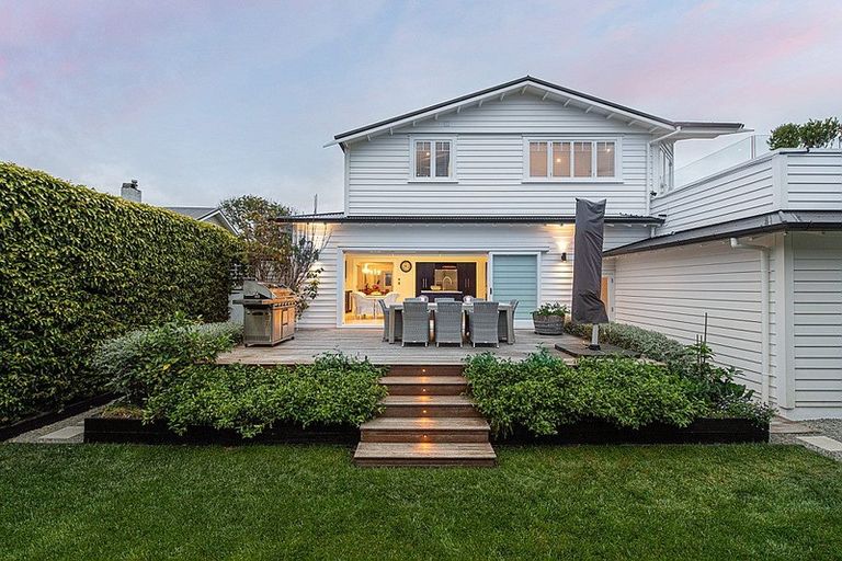 Photo of property in 13 Ocean View Road, Milford, Auckland, 0620