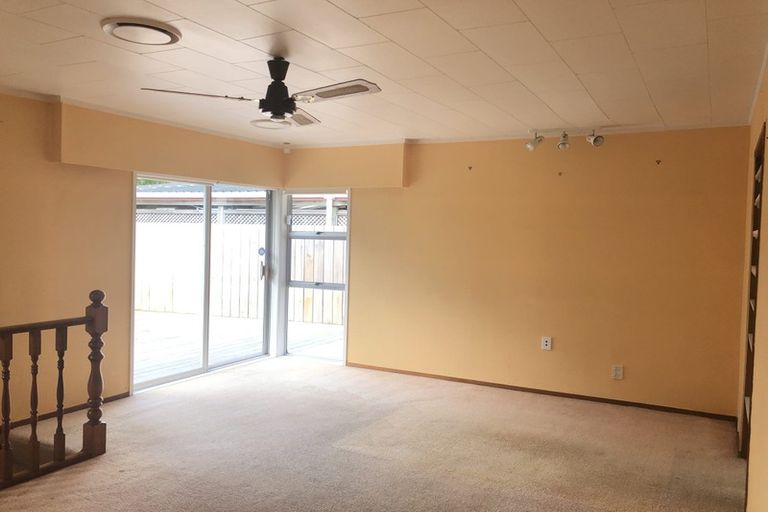 Photo of property in 16 Contessa Drive, Glenfield, Auckland, 0629