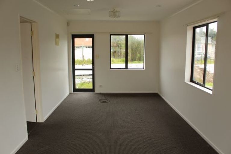 Photo of property in 10 Hill Crescent, New Lynn, Auckland, 0600