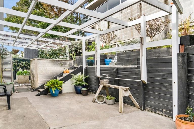 Photo of property in 7 Burns Street, Westown, New Plymouth, 4310