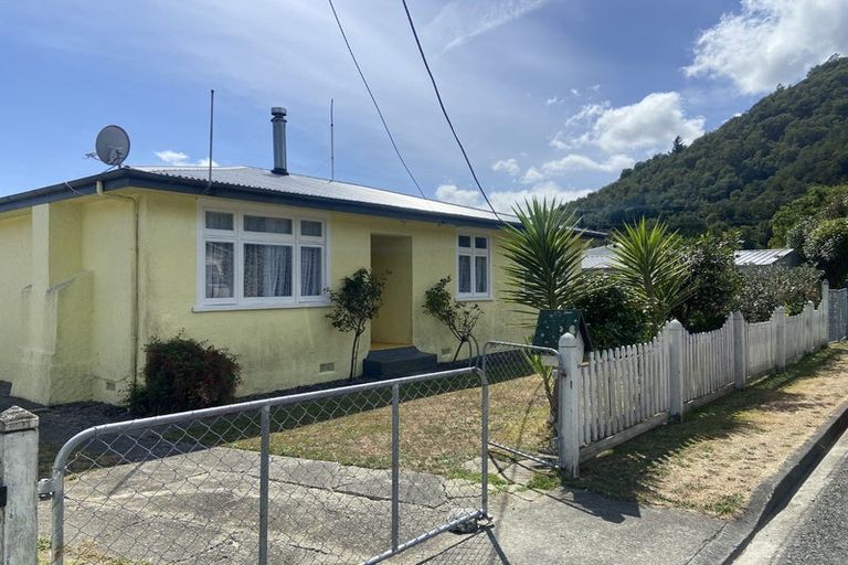 Photo of property in 7 Canterbury Street, Picton, 7220