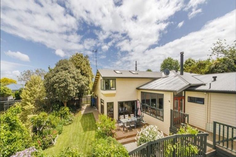 Photo of property in 24 Weston Avenue, Roslyn, Palmerston North, 4414