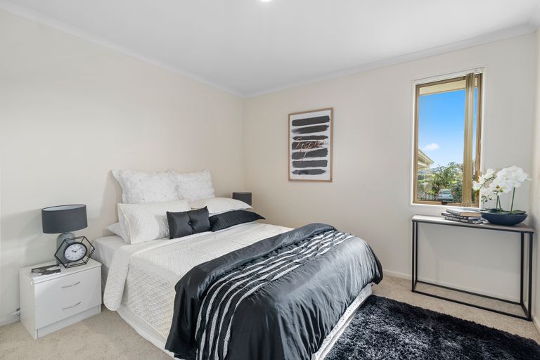 Photo of property in 37 Nimstedt Avenue, Oteha, Auckland, 0632