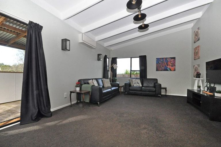 Photo of property in 19 Mckinley Road, Sunnyvale, Auckland, 0612