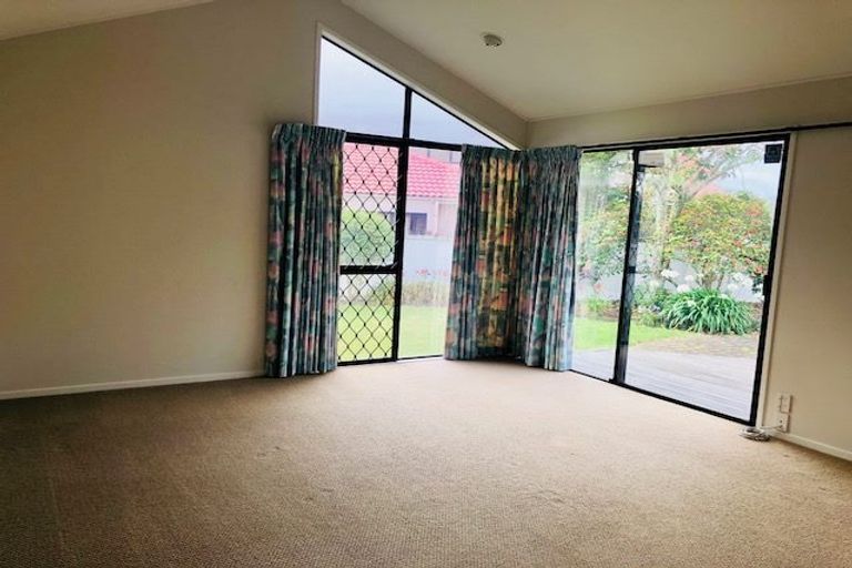 Photo of property in 20 Gillard Place, Eastern Beach, Auckland, 2012