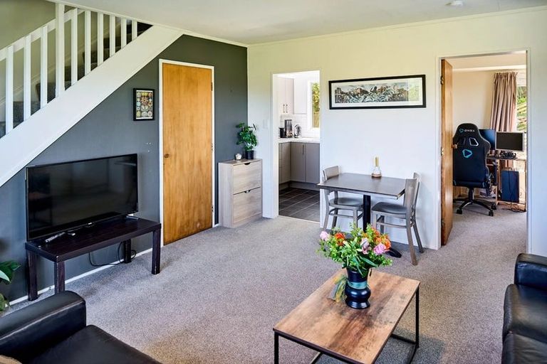 Photo of property in 18a Cheltenham Terrace, Newlands, Wellington, 6037