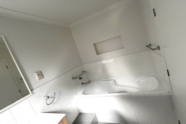 Photo of property in 15 Glenroy Place, Green Bay, Auckland, 0604