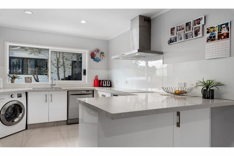 Photo of property in 2/272 Glamorgan Drive, Northcross, Auckland, 0630