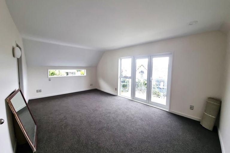 Photo of property in 11 Lawson Place, Mount Victoria, Wellington, 6011