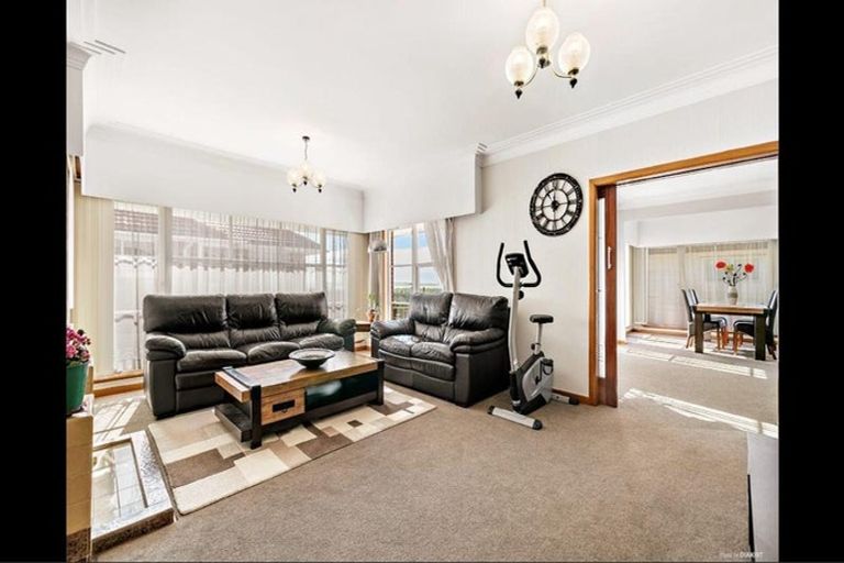 Photo of property in 4287 Great North Road, Glendene, Auckland, 0602