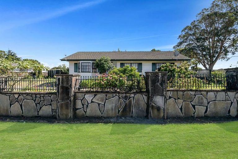 Photo of property in 391 Roscommon Road, Clendon Park, Auckland, 2103