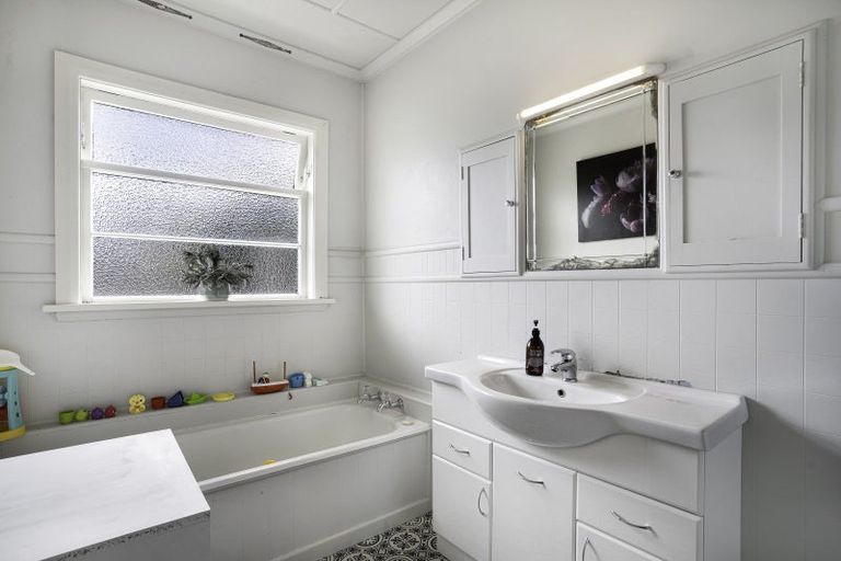 Photo of property in 13 Cambridge Road, Martinborough, 5711