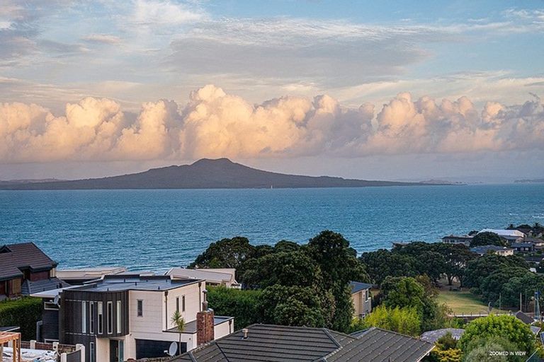 Photo of property in 25 Seaview Road, Castor Bay, Auckland, 0620