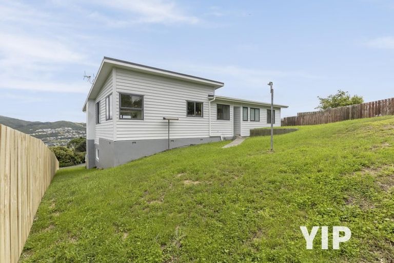 Photo of property in 4 Chapman Street, Newlands, Wellington, 6037