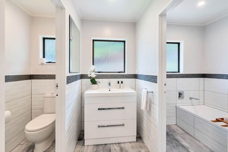 Photo of property in 4 Kegworth Place, Browns Bay, Auckland, 0630