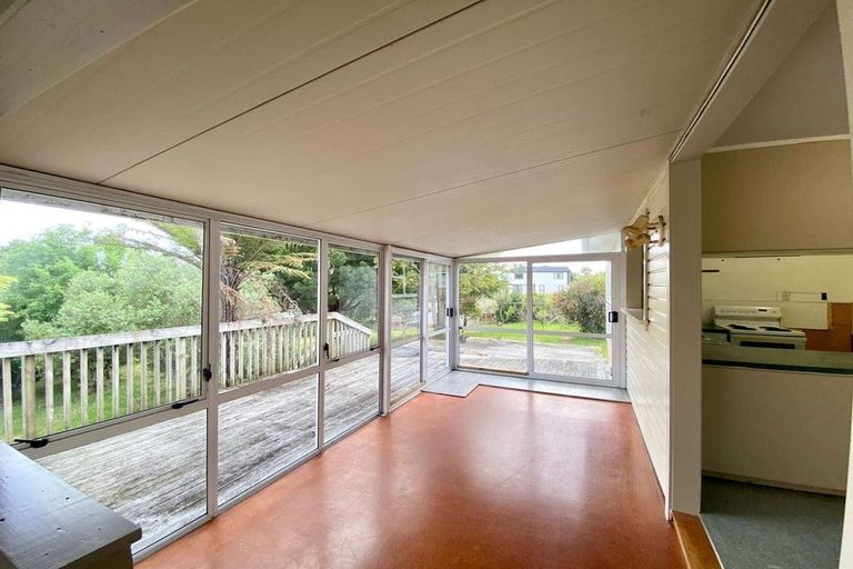 Photo of property in 35 Sunnyside Road, Sunnyvale, Auckland, 0612