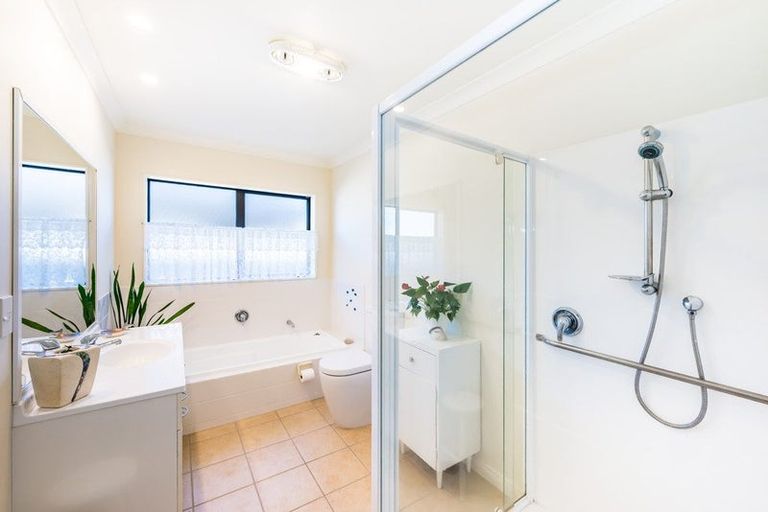 Photo of property in 27 San Priamo Place, Paraparaumu Beach, Paraparaumu, 5032