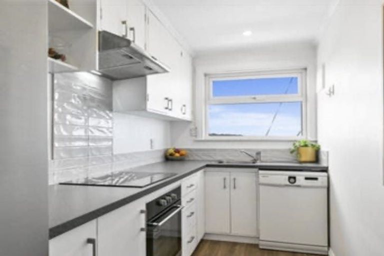 Photo of property in 112 Kelburn Parade, Kelburn, Wellington, 6012