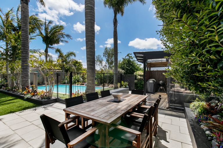 Photo of property in 21 Sartors Avenue, Northcross, Auckland, 0630